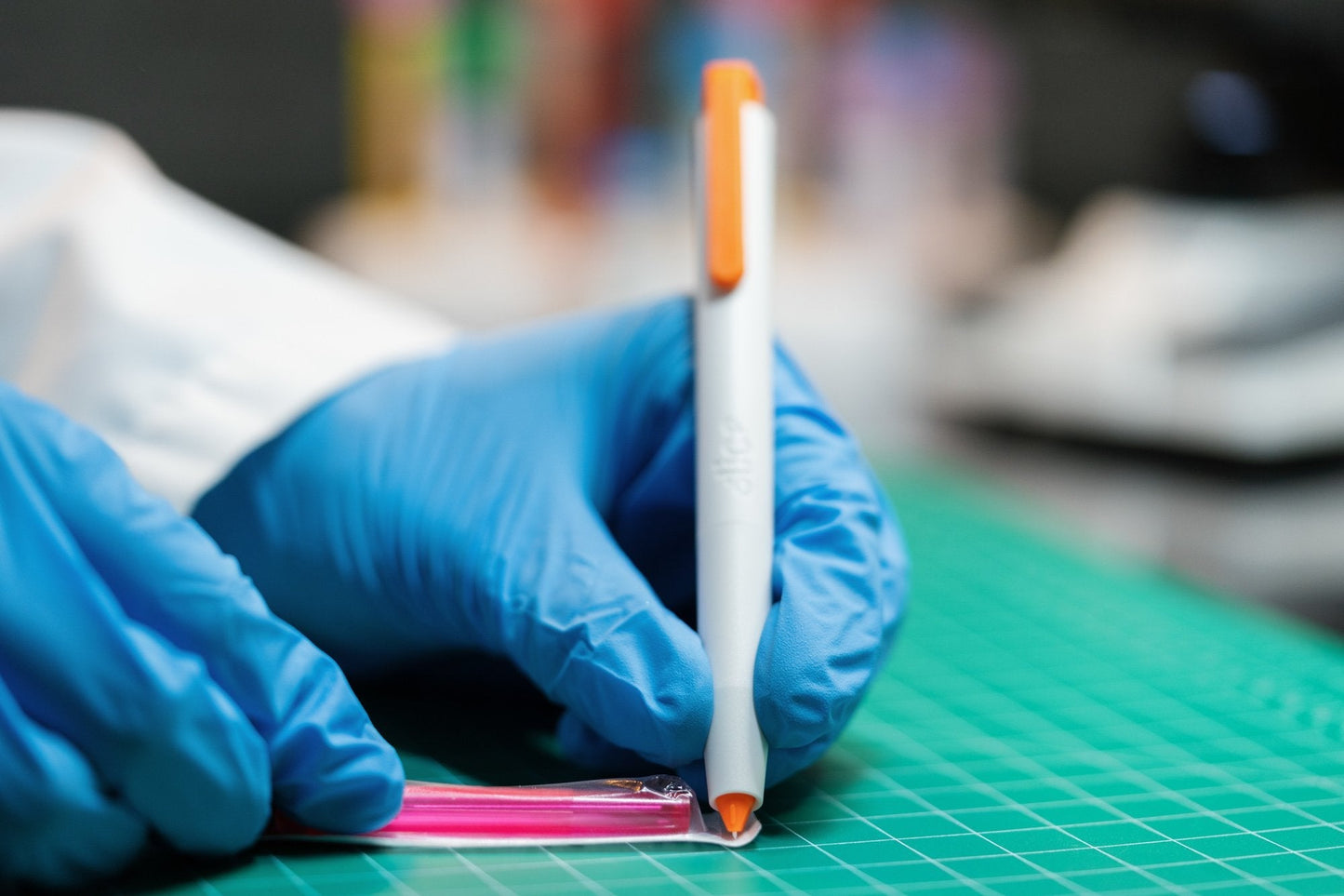 Cutter di precisione retrattile automatico