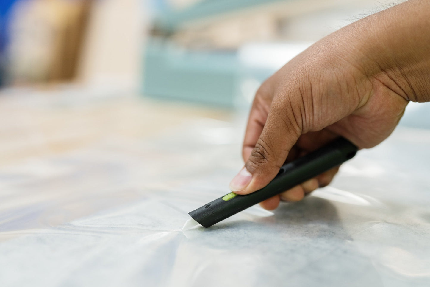 Taglierino a penna retrattile automatico