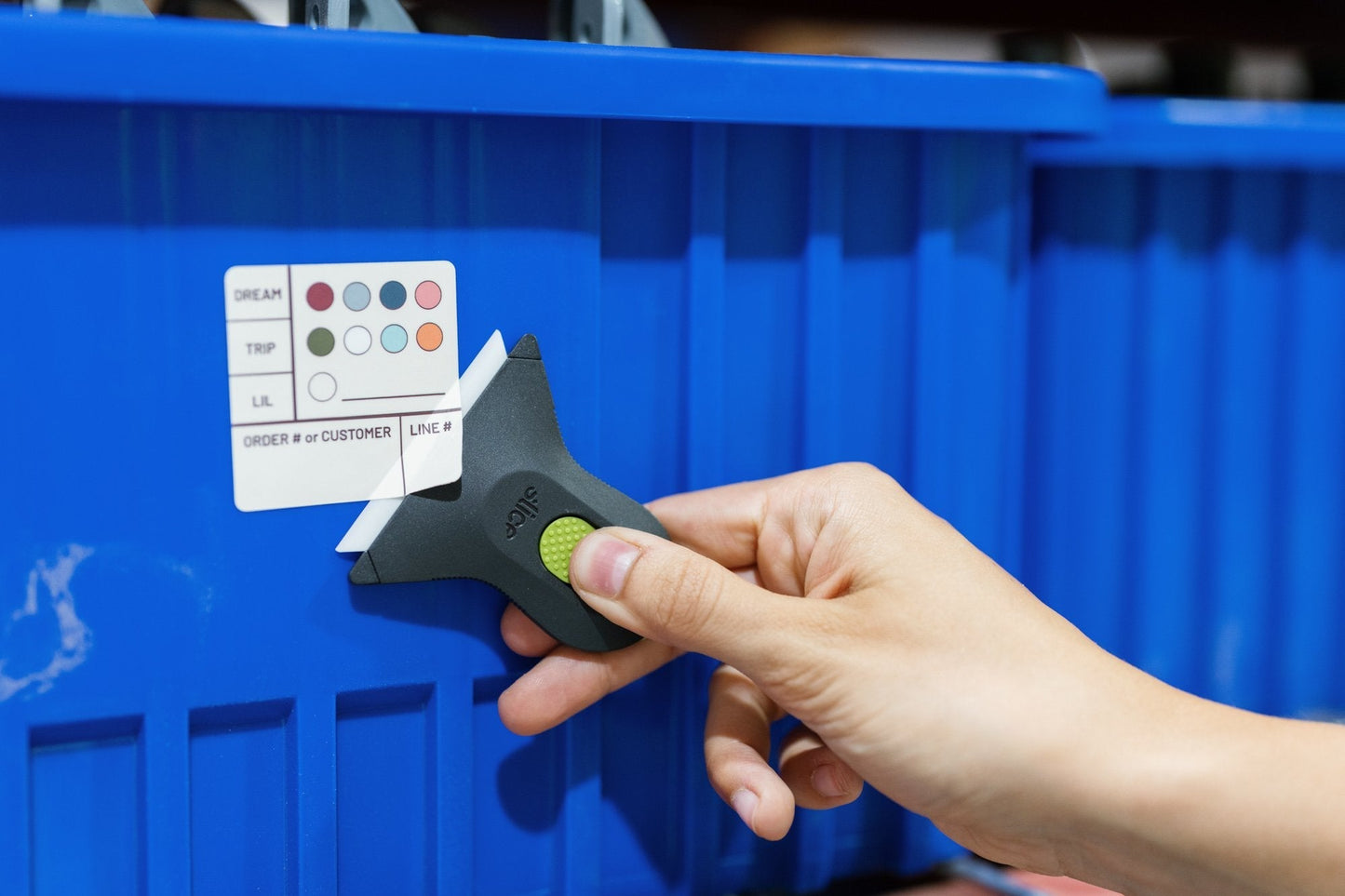 Mini raschietto retrattile automatico